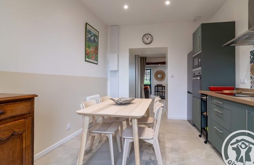 Rochefort-sur-Loire Cottage | Romantic Getaway: Modern Cottage Amid Loire Vineyards with Terrace, BBQ, and Nature Trails