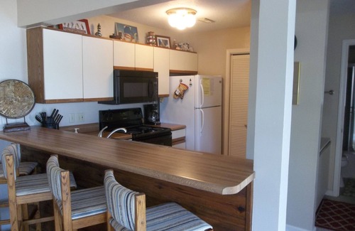 Lake Ozark Condo | Romantic Get-Away! Close to Water's Edge! Smaller Complex! King Bed!