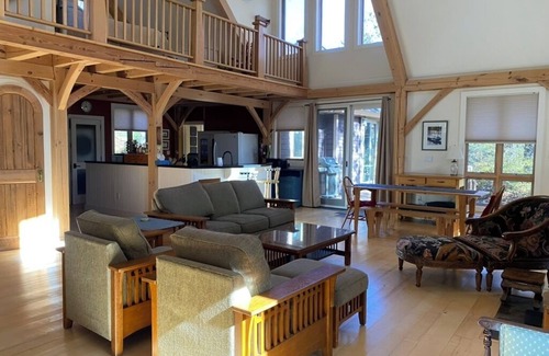 East Stroudsburg Cottage | Romantic Getaway/Writers Dream/Small Family Get Together