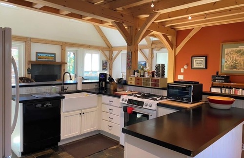 East Stroudsburg Cottage | Romantic Getaway/Writers Dream/Small Family Get Together