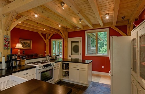 East Stroudsburg Cottage | Romantic Getaway/Writers Dream/Small Family Get Together