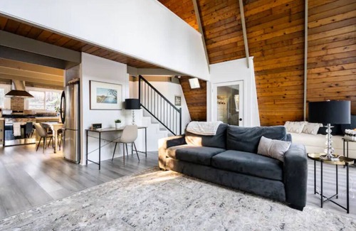 Shawnigan Lake Cabin | Romantic Getaway w/ Yoga Room