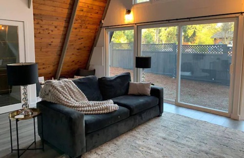 Shawnigan Lake Cabin | Romantic Getaway w/ Yoga Room
