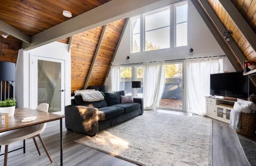 Shawnigan Lake Cabin | Romantic Getaway w/ Yoga Room