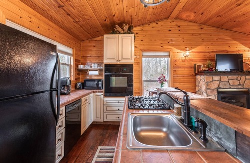 Steelville Cabin | Romantic getaway for 2 with stunning views and Private River Access