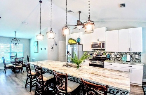 Vero Beach House | Romantic Getaway!Heated pool,Tiki bar, hot tub.Central Beaches ,Downtown/pets OK