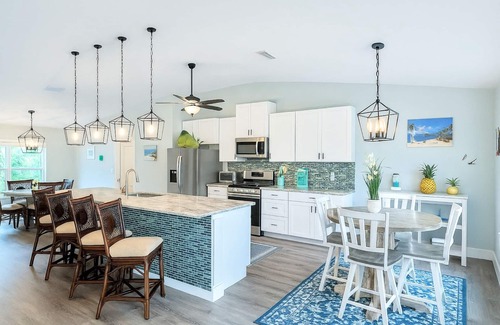 Vero Beach House | Romantic Getaway!Heated pool,Tiki bar, hot tub.Central Beaches ,Downtown/pets OK