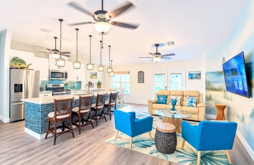 Vero Beach House | Romantic Getaway!Heated pool,Tiki bar, hot tub.Central Beaches ,Downtown/pets OK