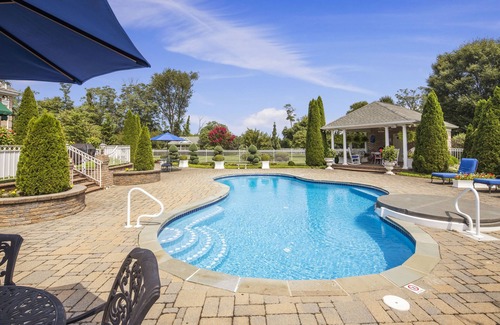 Ballenger Creek Cottage | ROMANTIC GETAWAY! Heated Spa - Open Year Round!