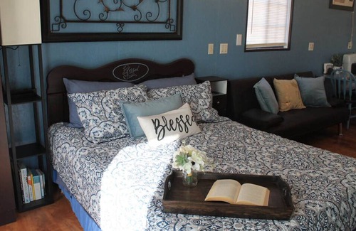 Camargo Cabin | Romantic Getaway in Cozy Cabin - Hot tub