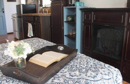 Camargo Cabin | Romantic Getaway in Cozy Cabin - Hot tub