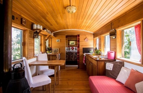 Motupipi House | Romantic Getaway - The Caboose