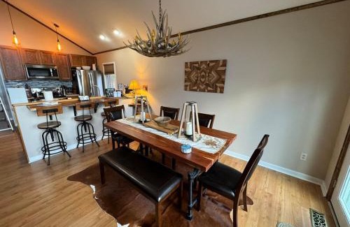 Roseland House | Romantic Getaway or Family Vacay with Mountain Views & Hot Tub