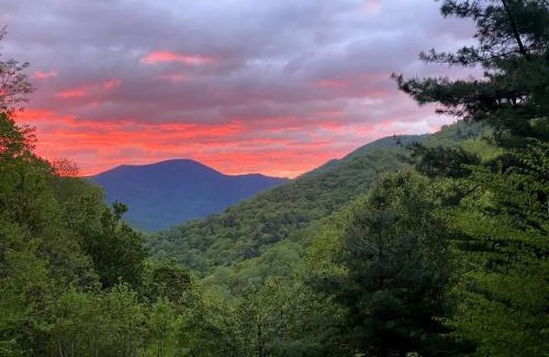 Roseland House | Romantic Getaway or Family Vacay with Mountain Views & Hot Tub