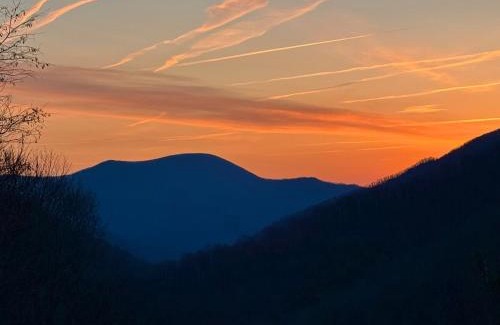 Roseland House | Romantic Getaway or Family Vacay with Mountain Views & Hot Tub