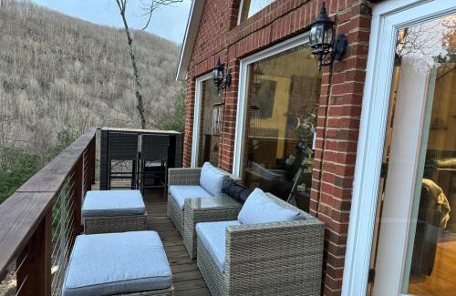 Roseland House | Romantic Getaway or Family Vacay with Mountain Views & Hot Tub