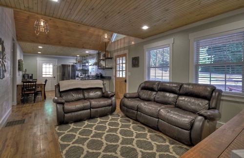 Blue Ridge Cabin | Romantic getaway! private New HotTub,putting green,sauna,KING bed,1min from town
