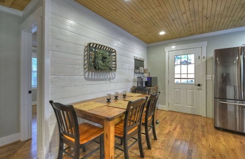 Blue Ridge Cabin | Romantic getaway! private New HotTub,putting green,sauna,KING bed,1min from town