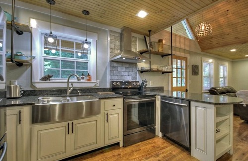 Blue Ridge Cabin | Romantic getaway! private New HotTub,putting green,sauna,KING bed,1min from town