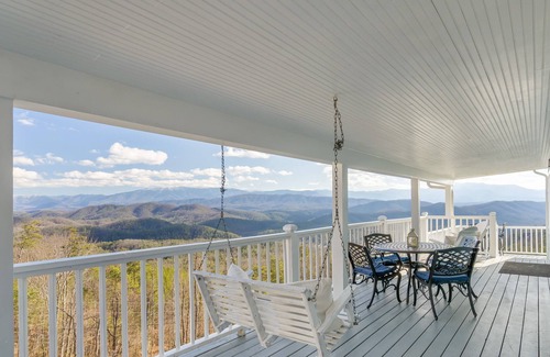 Sevierville Cabin | Romantic Getaway Stunning Views/Dog Friendly