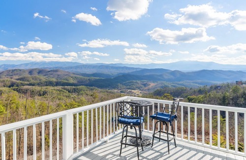Sevierville Cabin | Romantic Getaway Stunning Views/Dog Friendly
