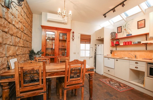 Mildura Central Business District Bed & Breakfast | Romantic Getaway - The Stable on Olive