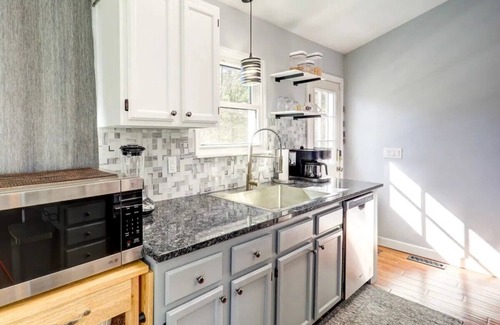 Millers Creek House | Romantic Getaway w/Mtn views, private pond, 10 acres, surrounded by woods. New!