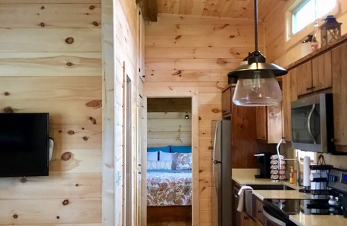 Rutherfordton Cabin | Romantic Getaway! 15 min to Lake Lure/Chimney Rock/45 Min Blue Ridge Parkway
