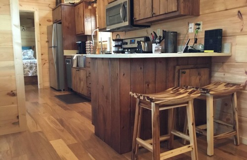 Rutherfordton Cabin | Romantic Getaway! 15 min to Lake Lure/Chimney Rock/45 Min Blue Ridge Parkway