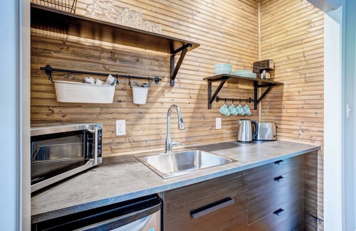 Lunenburg Apartment | Romantic Getaway w/King Bed in Historic Lunenburg (Suite 4)