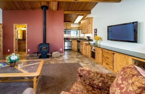 Bend House | Romantic Guest House on 20 acres - Hot tub, Wildlife, Amazing Pool, Tennis Court