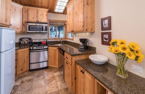 Bend House | Romantic Guest House on 20 acres - Hot tub, Wildlife, Amazing Pool, Tennis Court