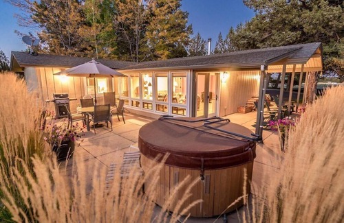 Bend House | Romantic Guest House on 20 acres - Hot tub, Wildlife, Amazing Pool, Tennis Court
