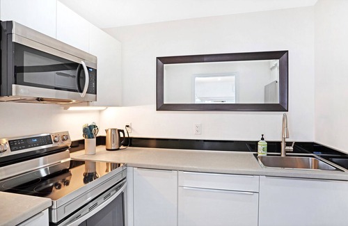 Lunenburg Waterfront Apartment | Romantic Harbour Hideaway in the heart of old-town Lunenburg