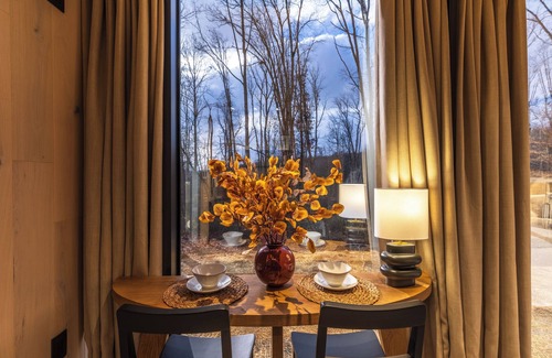 New Plymouth Cabin | Romantic Hocking Hills Mirror Cabin ~ Stunning Nature Views ~ Hot Tub ~ Sauna