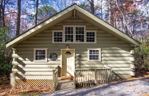 Sautee Nacoochee Cabin | Romantic Hot Tub Cabin Near Helen