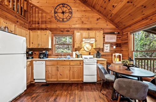 Townsend Cabin | Romantic, Hot Tub, Game Room, walk to bike path