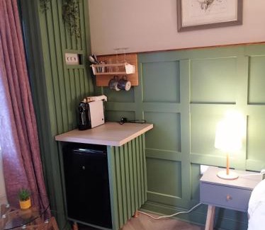 Grangecon Apartment | Romantic Hot Tub Retreat with Bar & Tapas Restaurant on-site