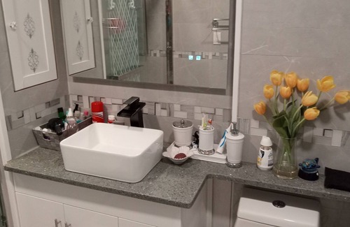 Plainedge House | Romantic House for 6 Adults Near Stores , Parkways, WiFi. TV Every Room