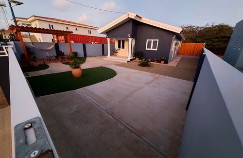 De Bruynewijk House | Romantic House with Spacious Hot Tub Spa, Family/Pet friendly and Free Parking