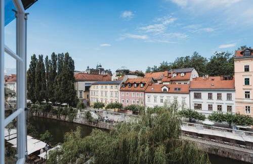 Ljubljana Old Town Apartment | Romantic JUMP Studio overlooking river, free parking