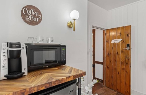 Townsend Hotel | Romantic King Studio | Tree Views | Balcony + Trails