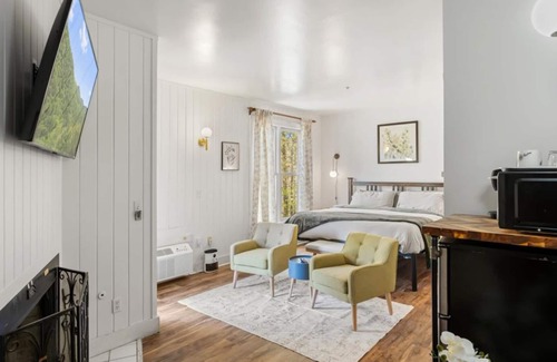 Townsend Hotel | Romantic King Studio | Tree Views | Balcony + Trails