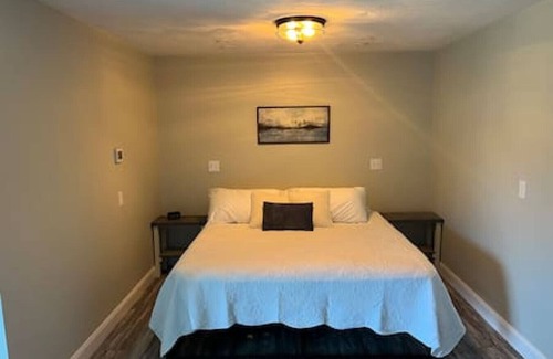 Wellsboro Cabin | Romantic King Suite w/Soaking Tub + Mountain View