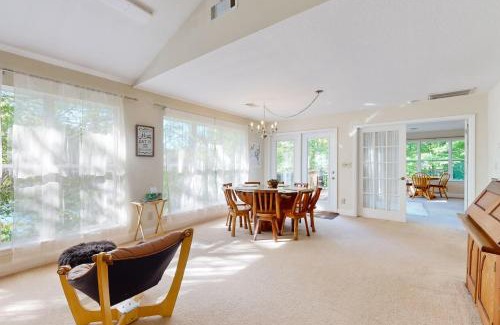 Topton House | Romantic Lake Retreat
