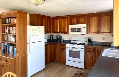 Brandon Cottage | Romantic lake view retreat with a patio, full kitchen, & washer/dryer