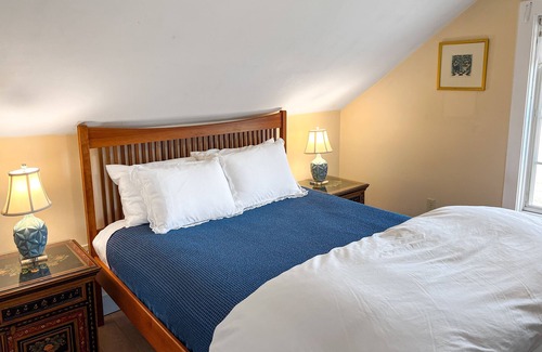 Brandon Cottage | Romantic lake view retreat with a patio, full kitchen, & washer/dryer