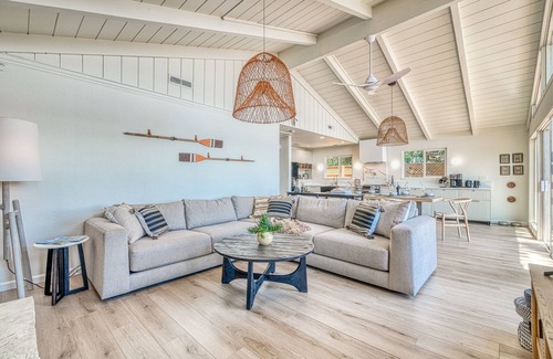 Clear Lake House | Romantic lakefront, hot tub under the stars, huge deck & private dock