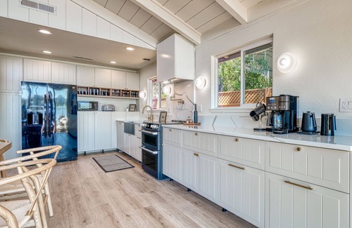 Clear Lake House | Romantic lakefront, hot tub under the stars, huge deck & private dock