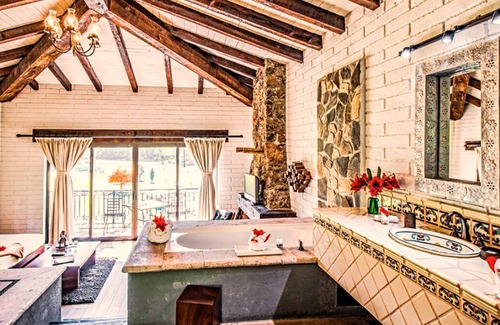 Mascota Cabin | Romantic Lakeside 1 Bedroom Cabin